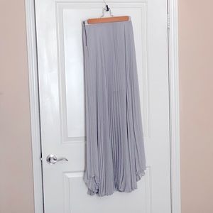 Alice + Olivia Pleated skirt light gray leather belt Sz 2